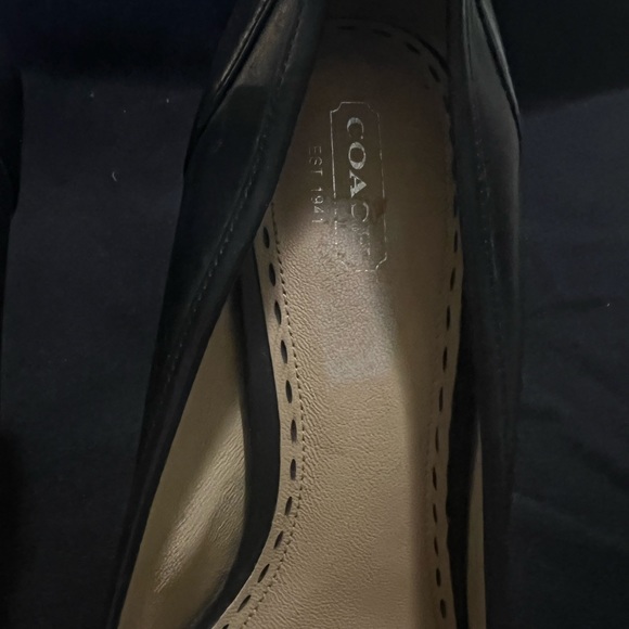 COACH BLACK LEATHER PUMPS - Picture 4 of 5